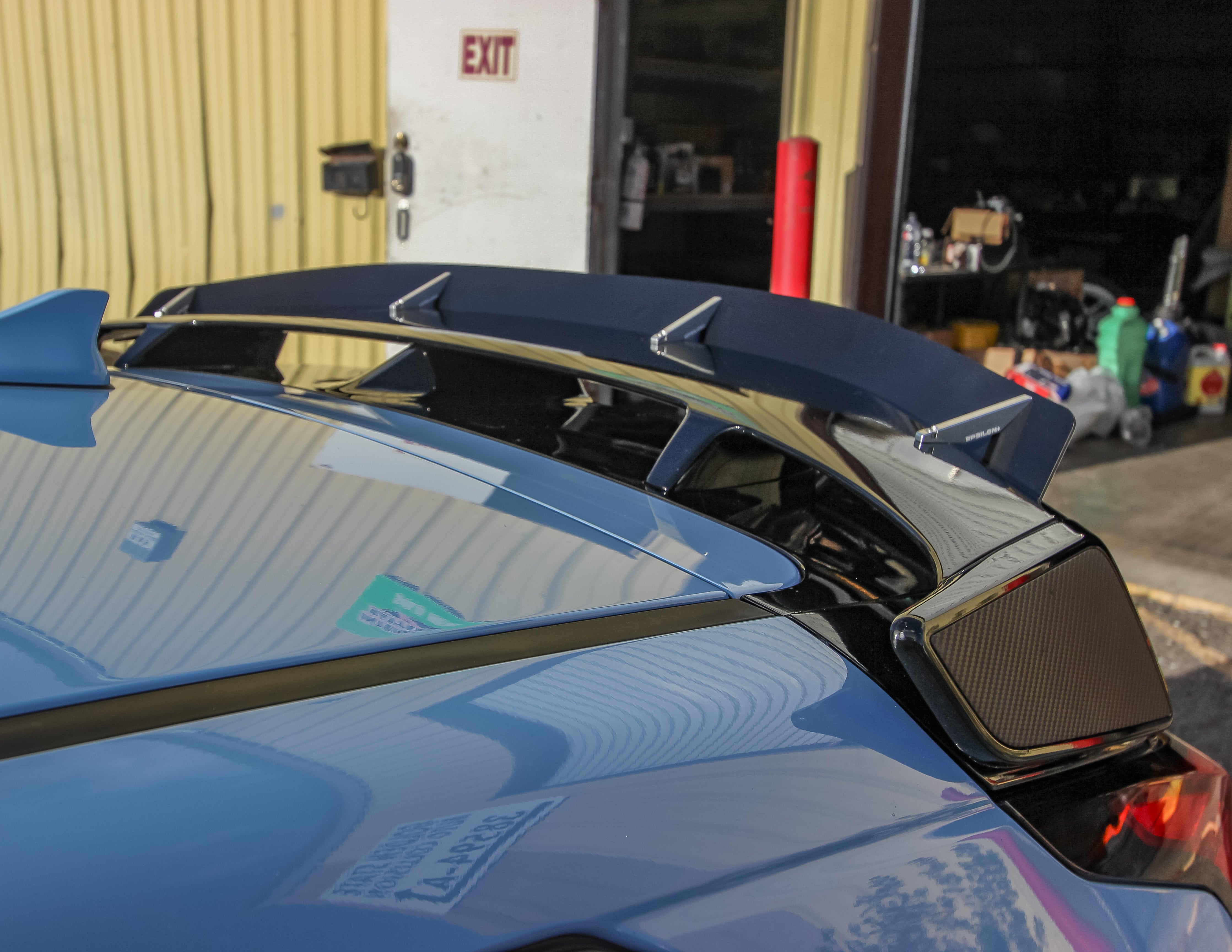 Close-up of the spoiler extension teeth on a blue Veloster N JS wing