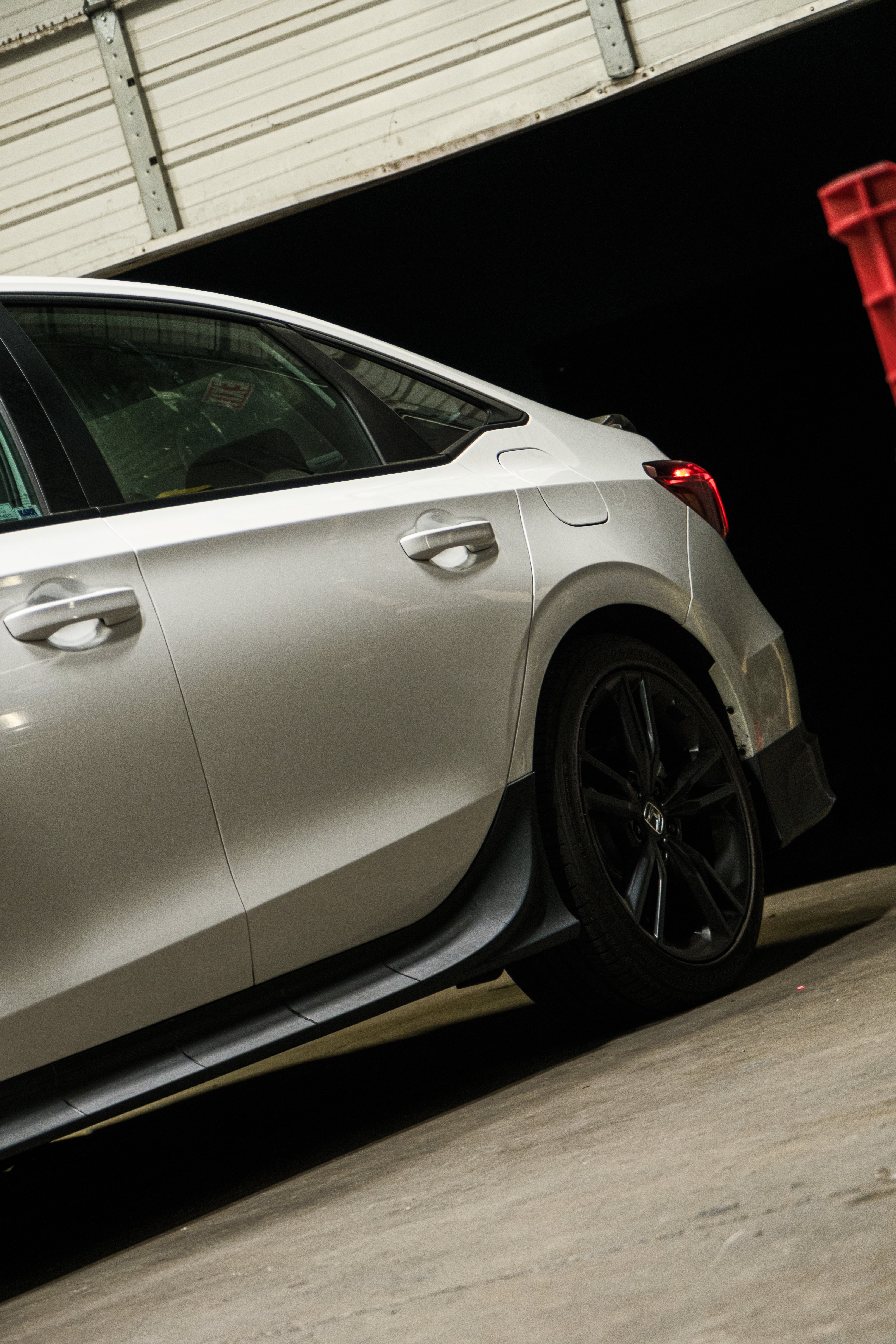 Side profile of a white Honda Civic with the Epsilon+ side skirts