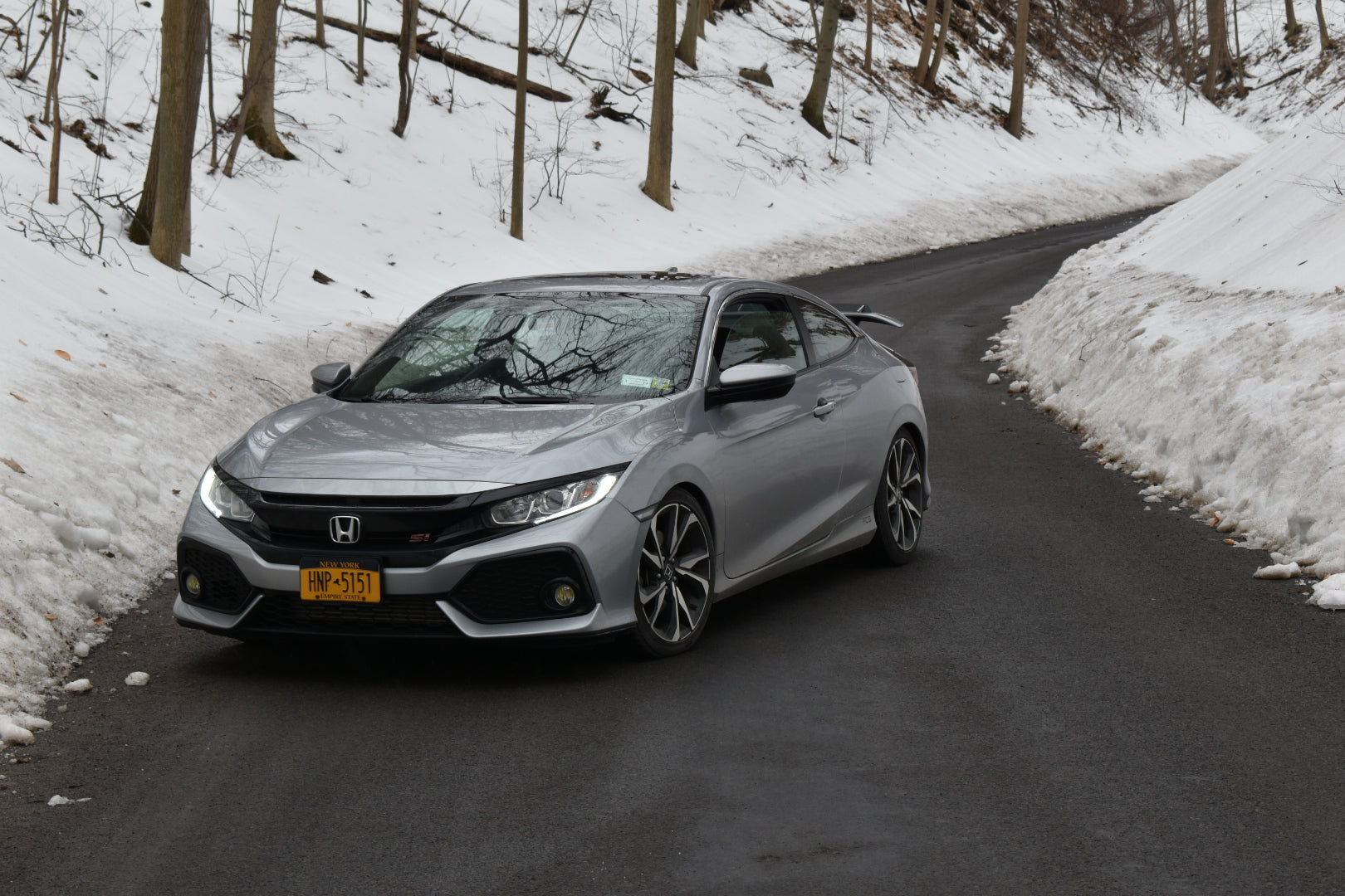 Front three-quarter view of the silver Civic Si Coupe on a snowy mountain road