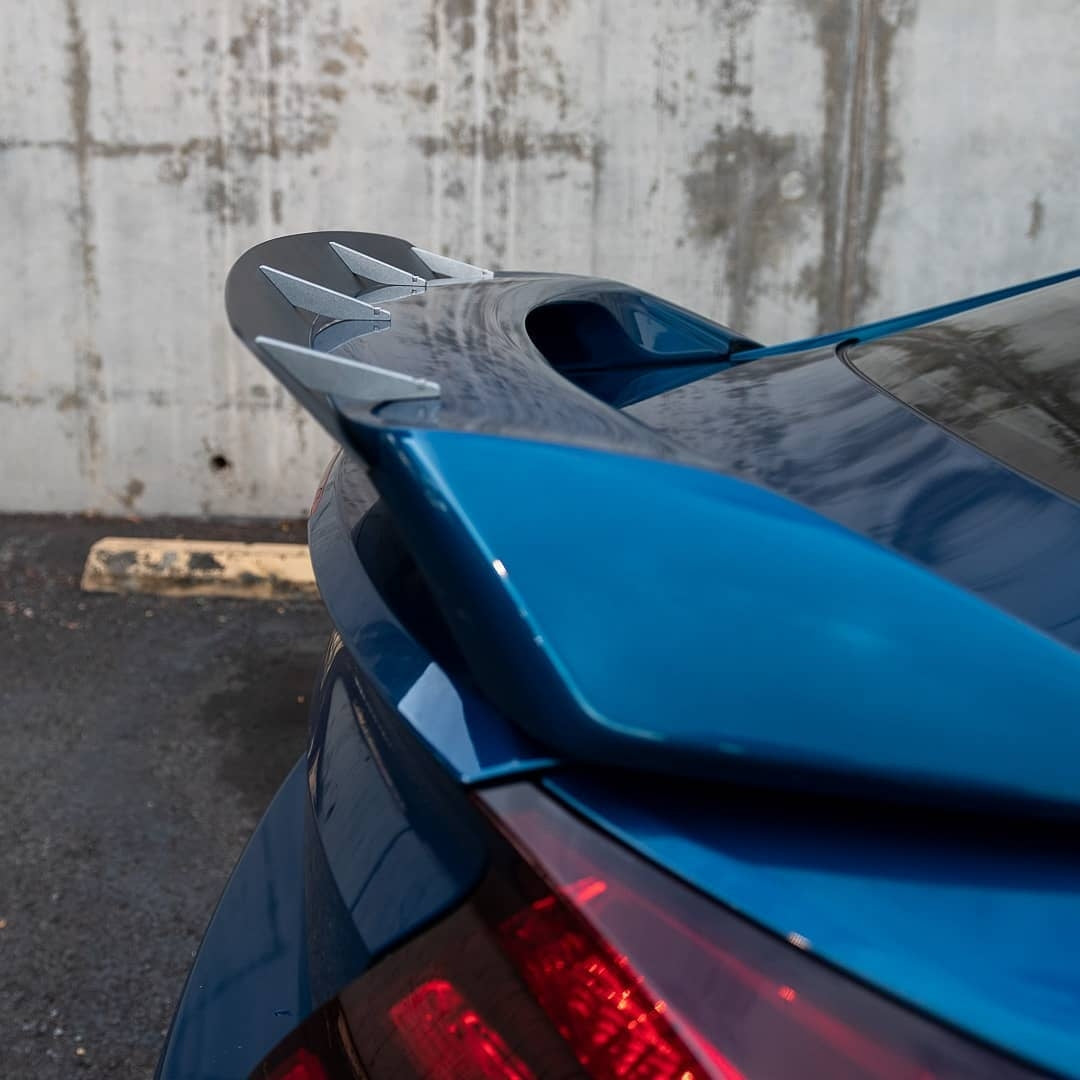 Close-up of the spoiler extension mounted on a blue Civic Si Coupe FG4 Kouki