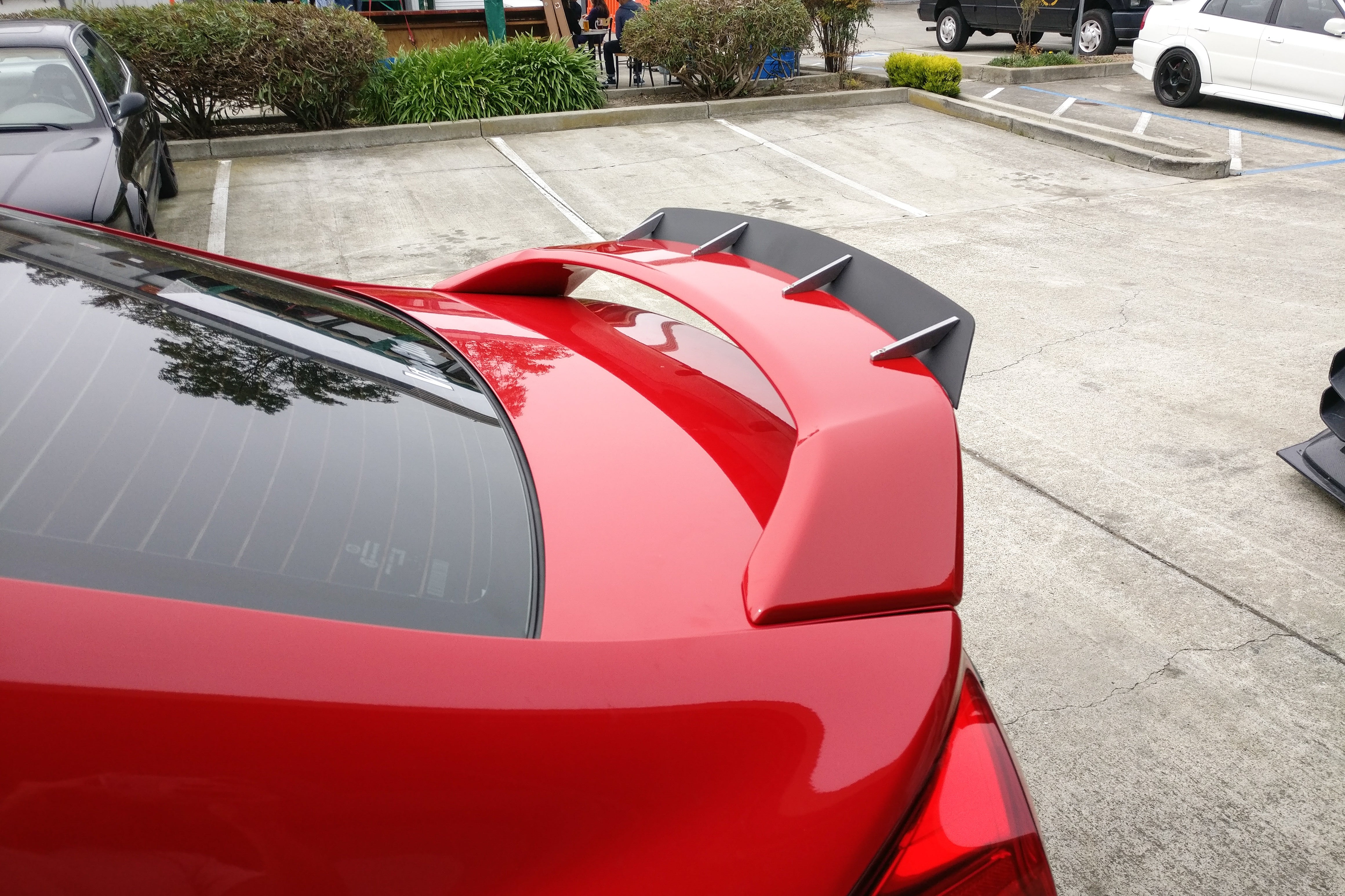 Close-up of the spoiler extension on a red Civic Si Sedan FB6 Kouki rear window