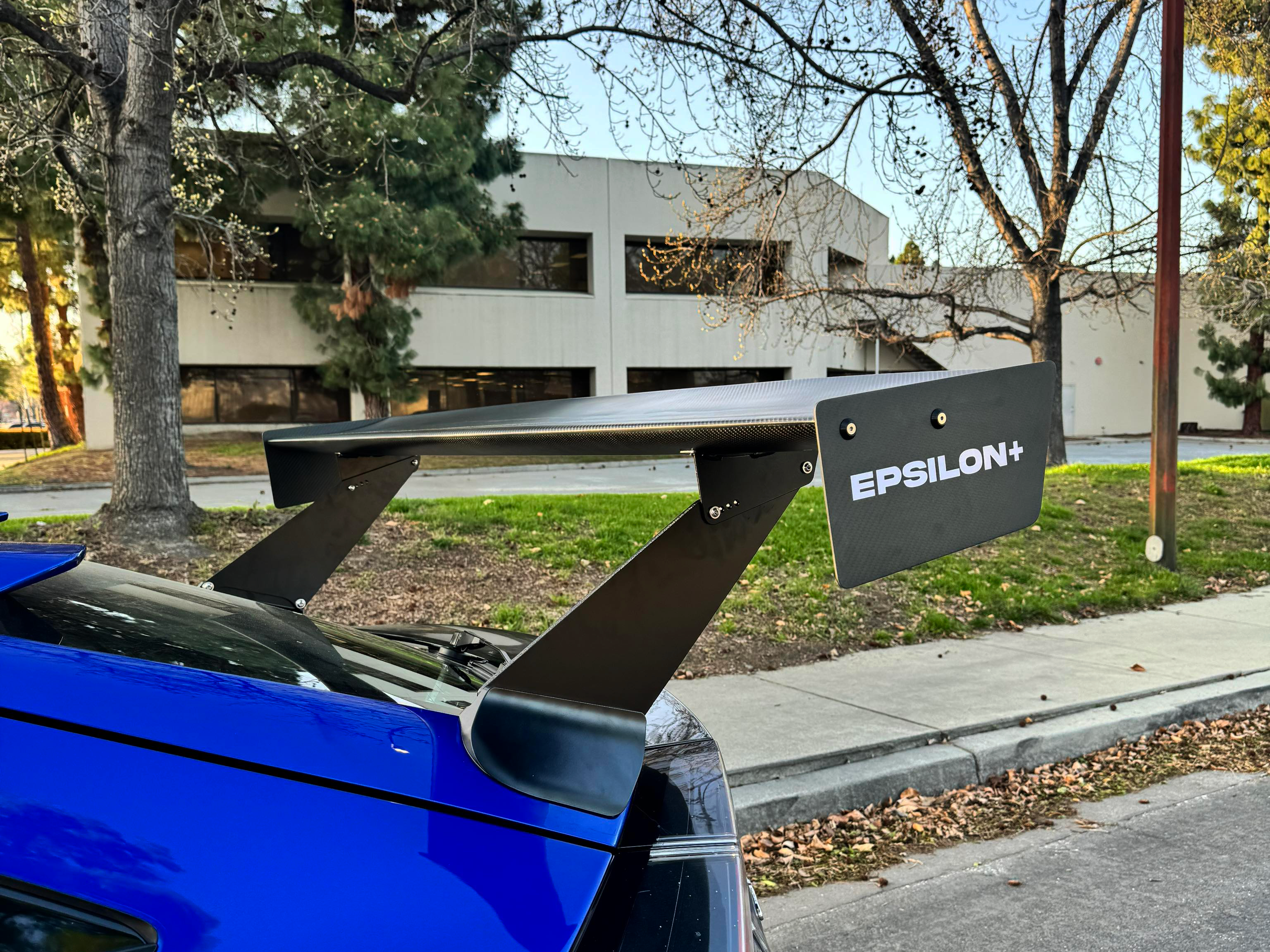 Side view of the Epsilon+ GT wing riser and carbon endplate mounted to a Civic Type R roofline