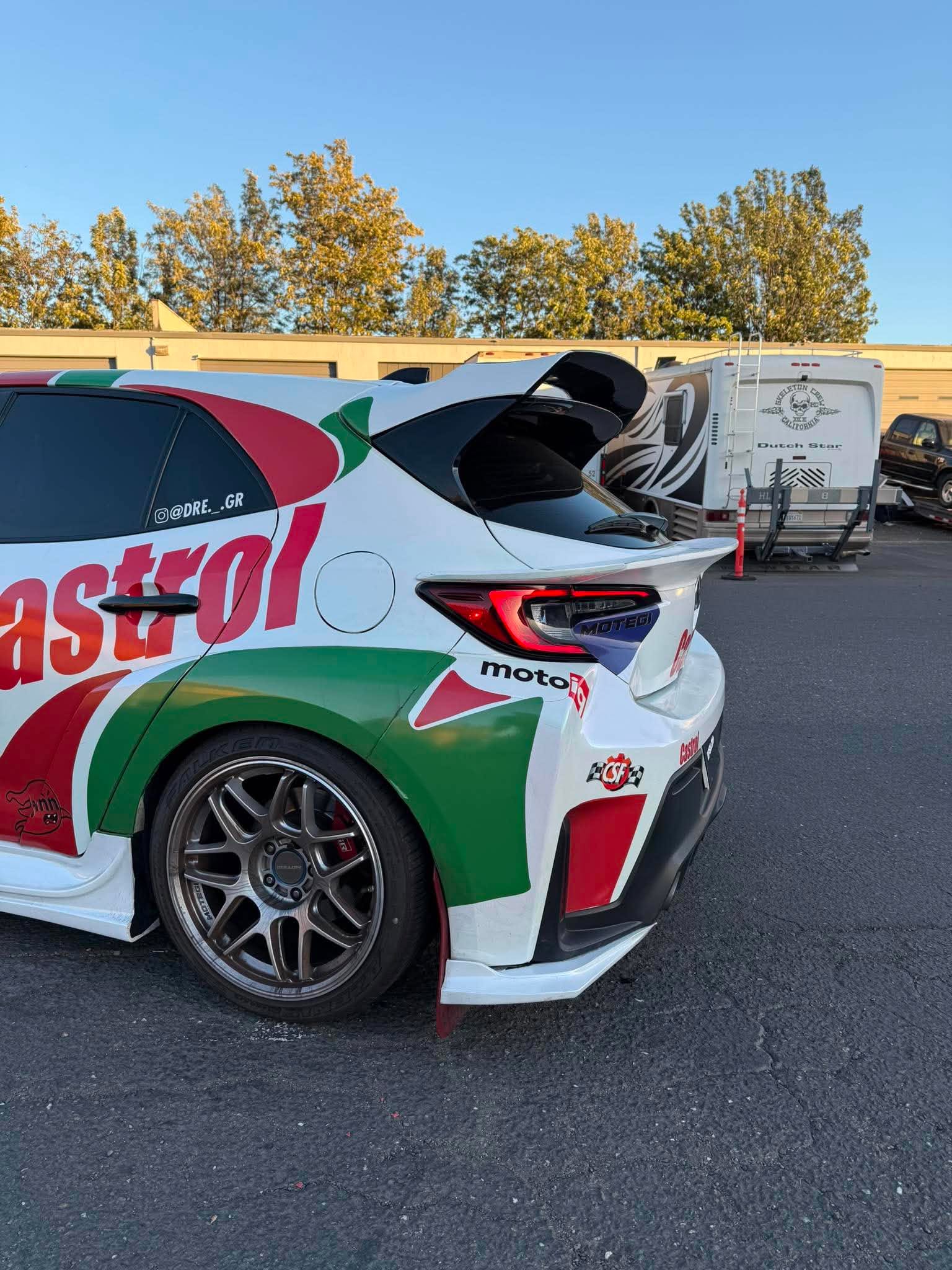 Castrol-liveried Corolla Hatchback showing the mid wing profile from the side