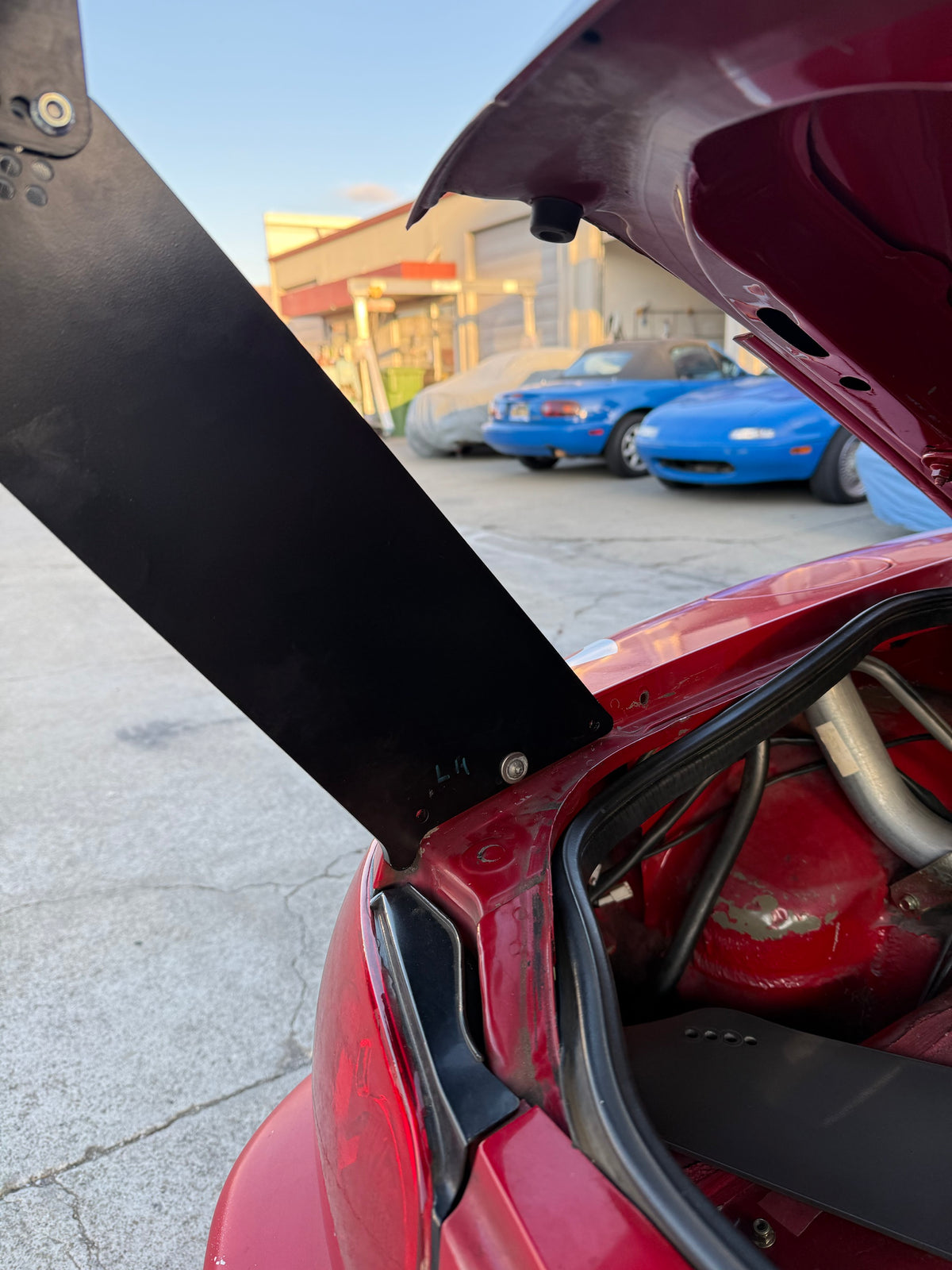 TC Wing upright base plate bolted to the NA Miata trunk lid