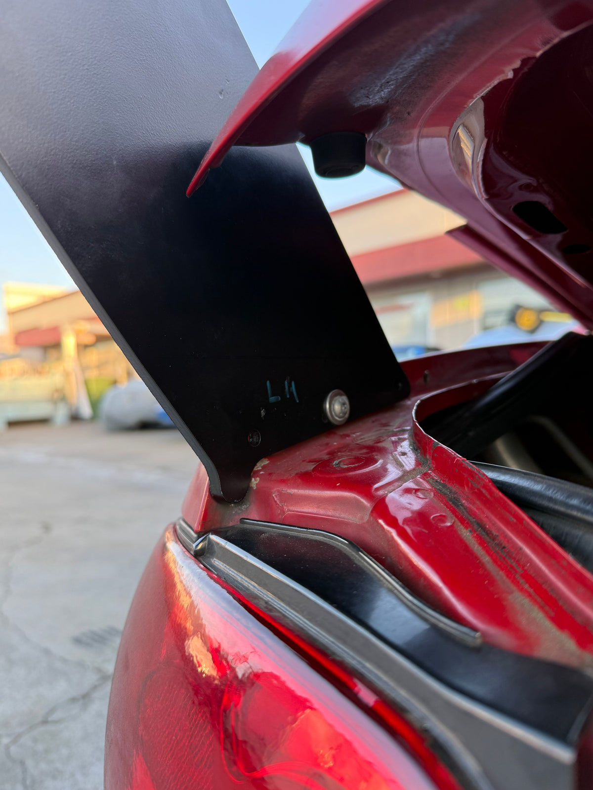 TC Wing upright clearing the NA Miata trunk lid when opened
