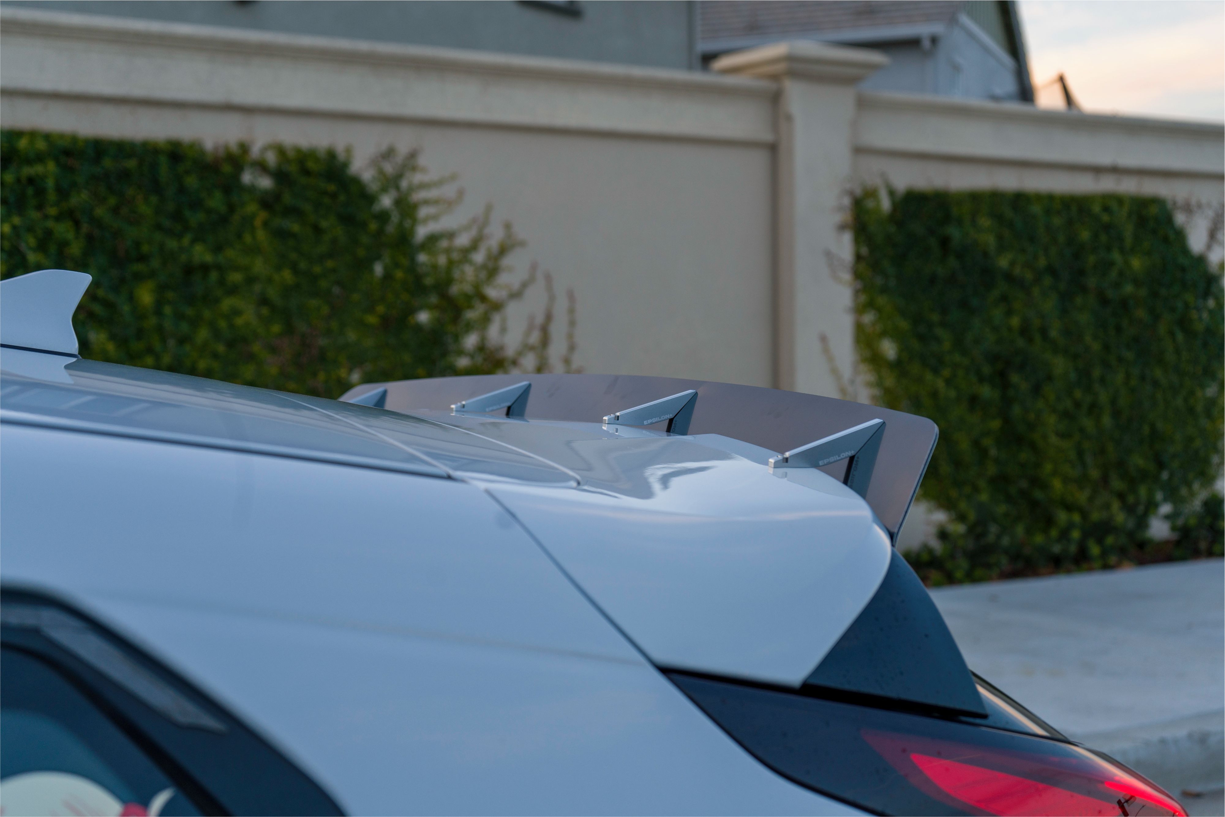 Side profile of the spoiler extension on a white Veloster R wing