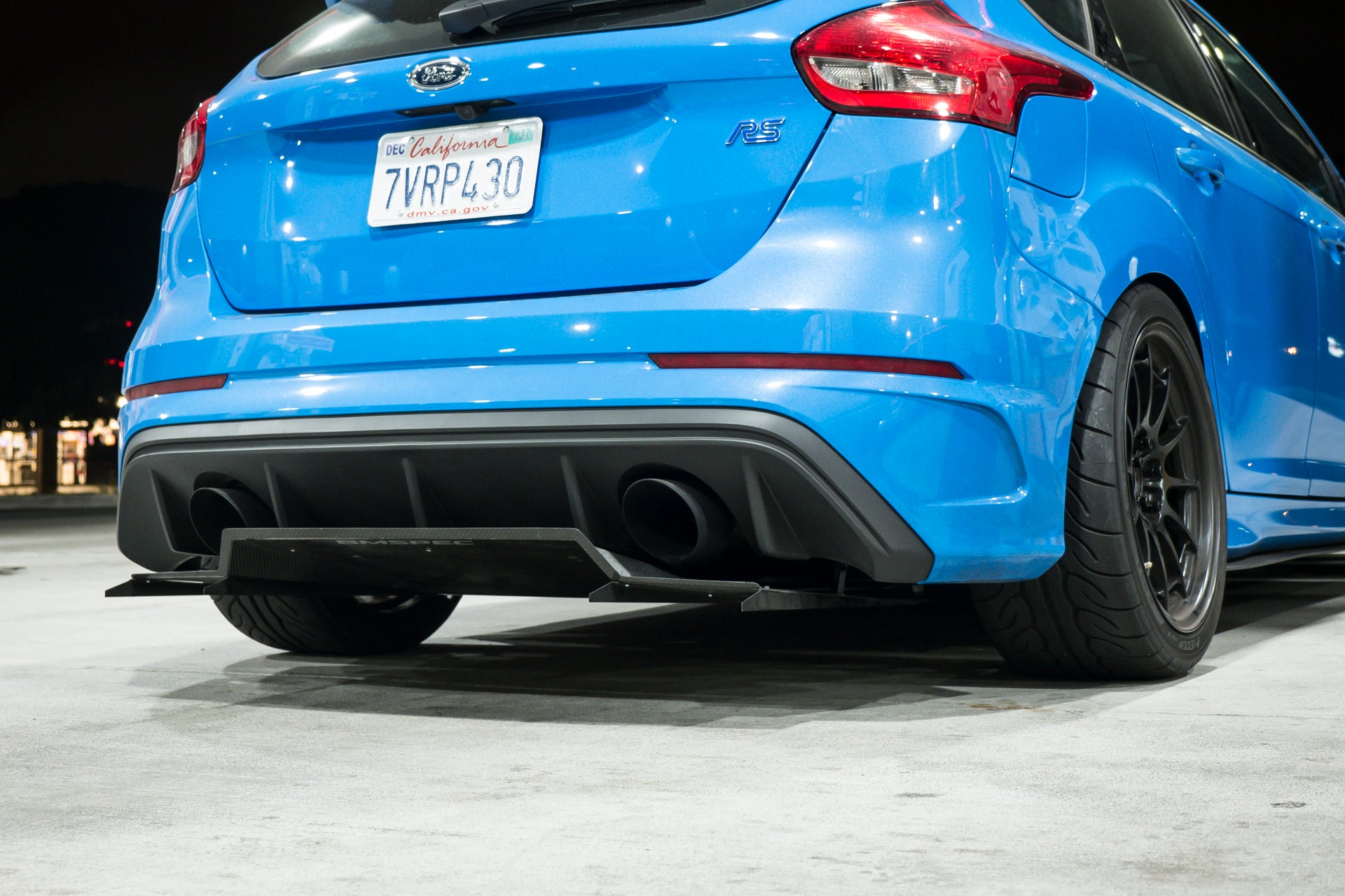 Rear-on close-up of the Epsilon+ V1+ diffuser fitted beneath a blue Focus RS bumper