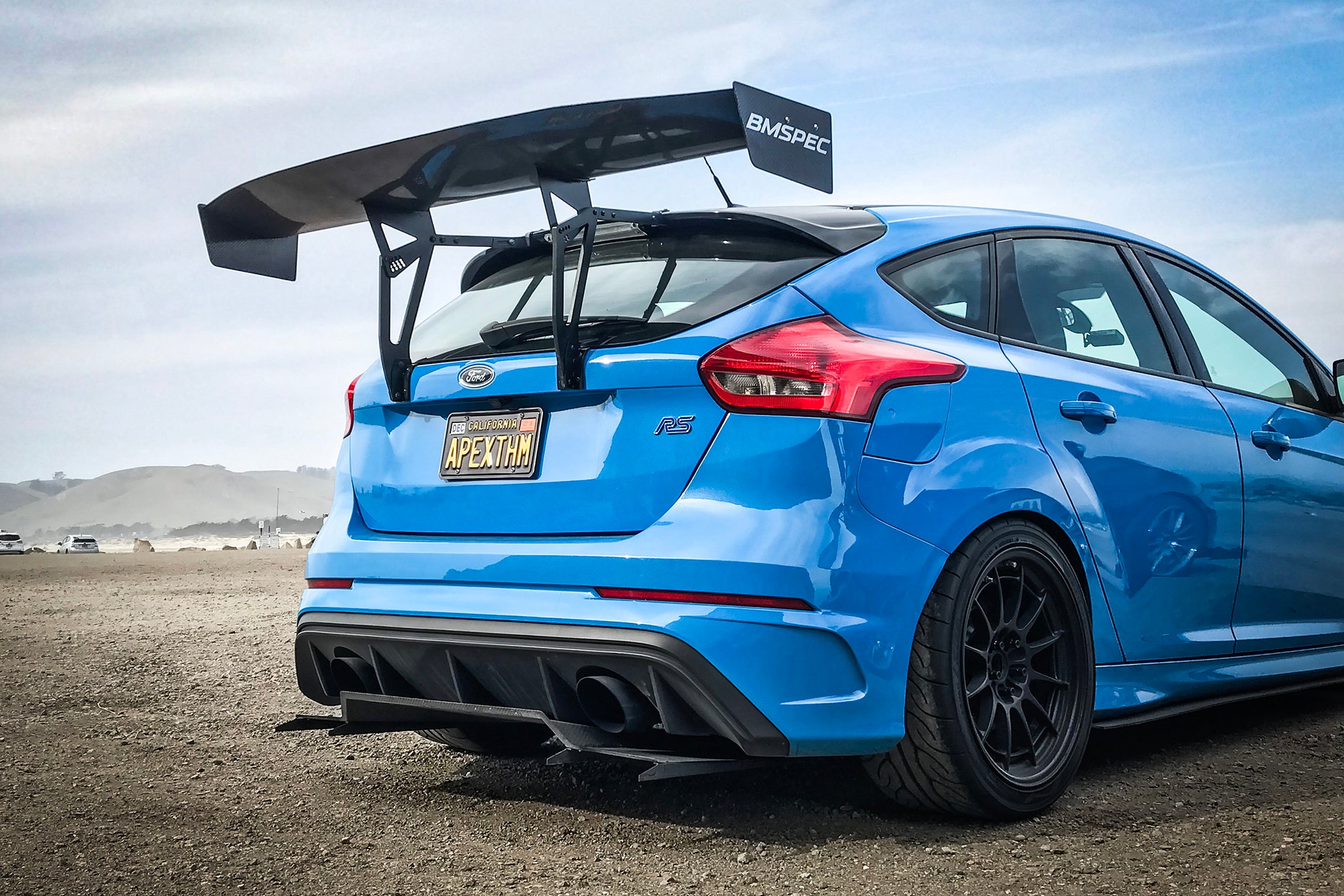 Blue Ford Focus RS with Epsilon+ V1+ rear diffuser and GT wing, rear three-quarter view